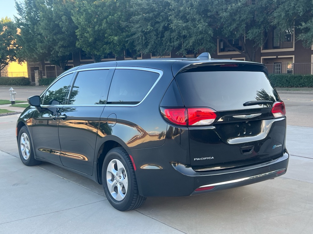 Photo 7 of this CHRYSLER PACIFICA