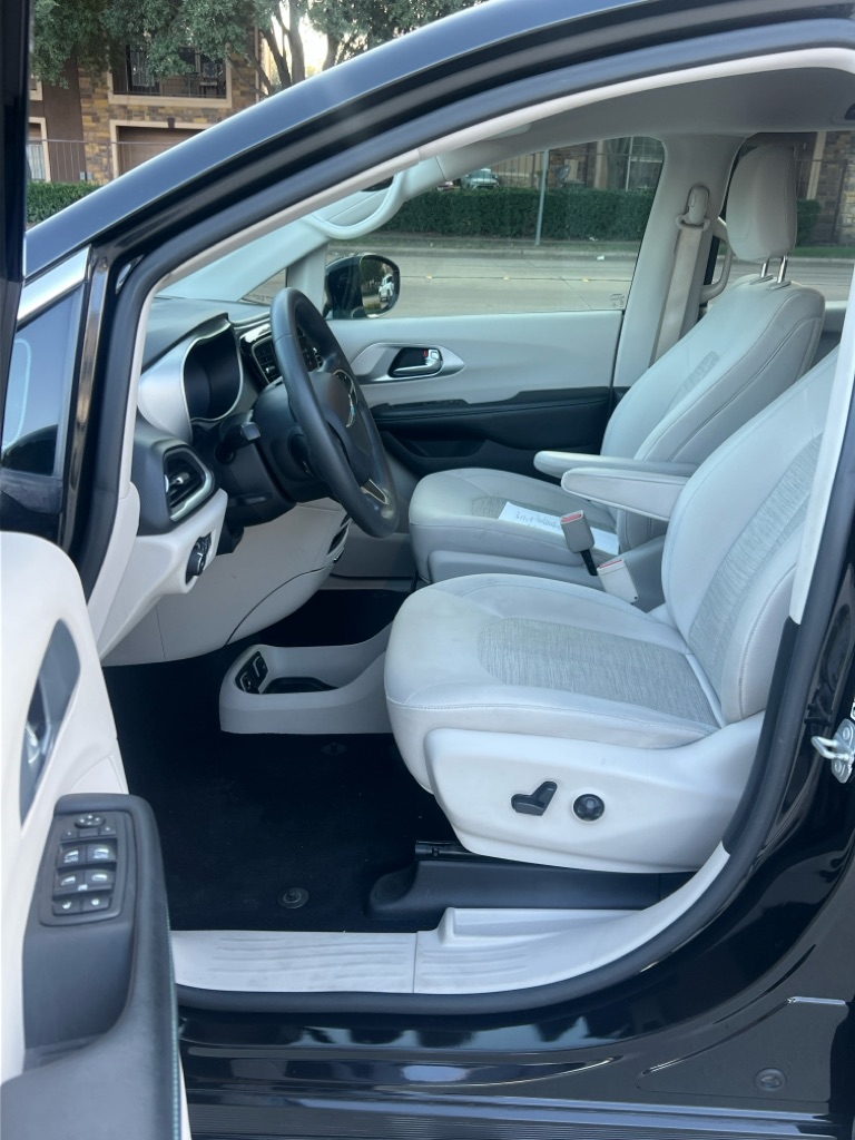 Photo 9 of this CHRYSLER PACIFICA