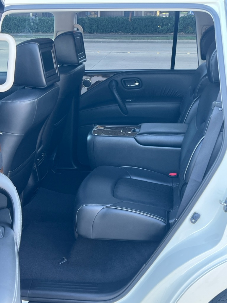 Photo 11 of this INFINITI QX80