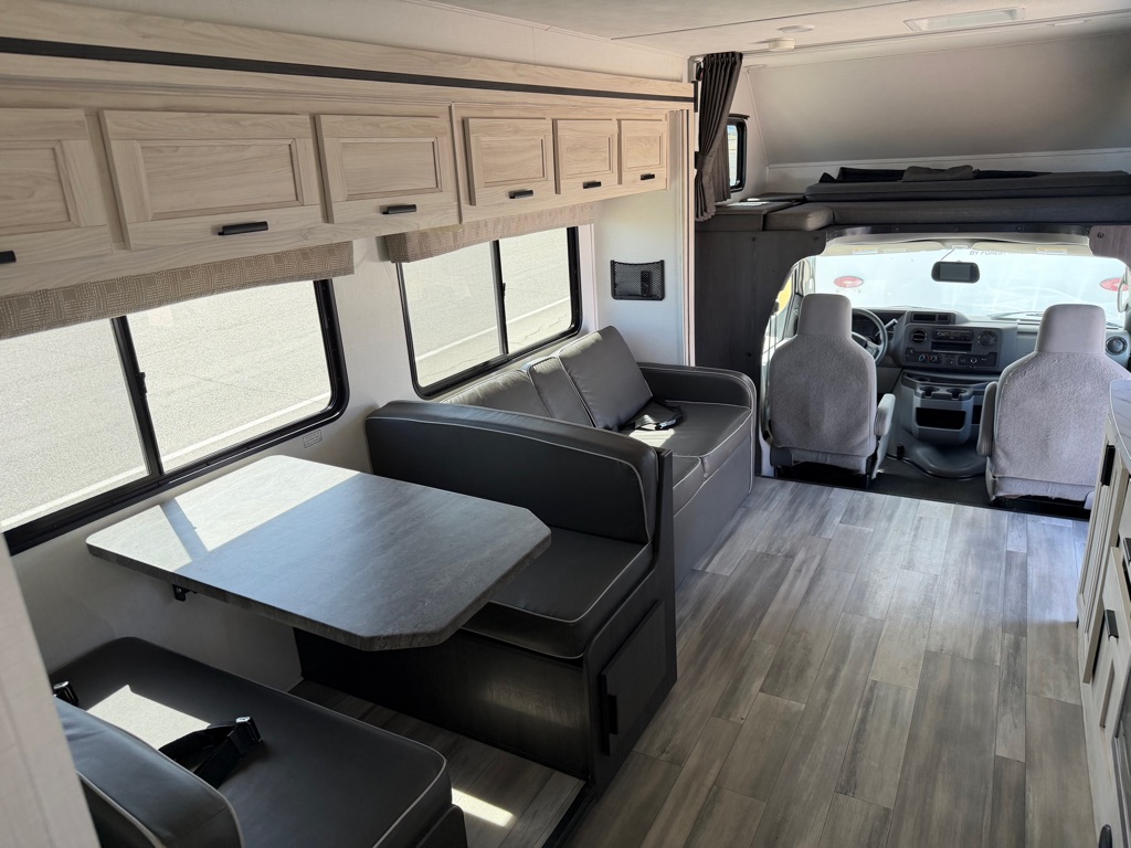 Photo 18 of this FOREST RIVER SUNSEEKER 2850