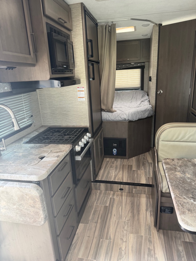 Photo 5 of this THOR MOTOR COACH FOURWINDS 22E