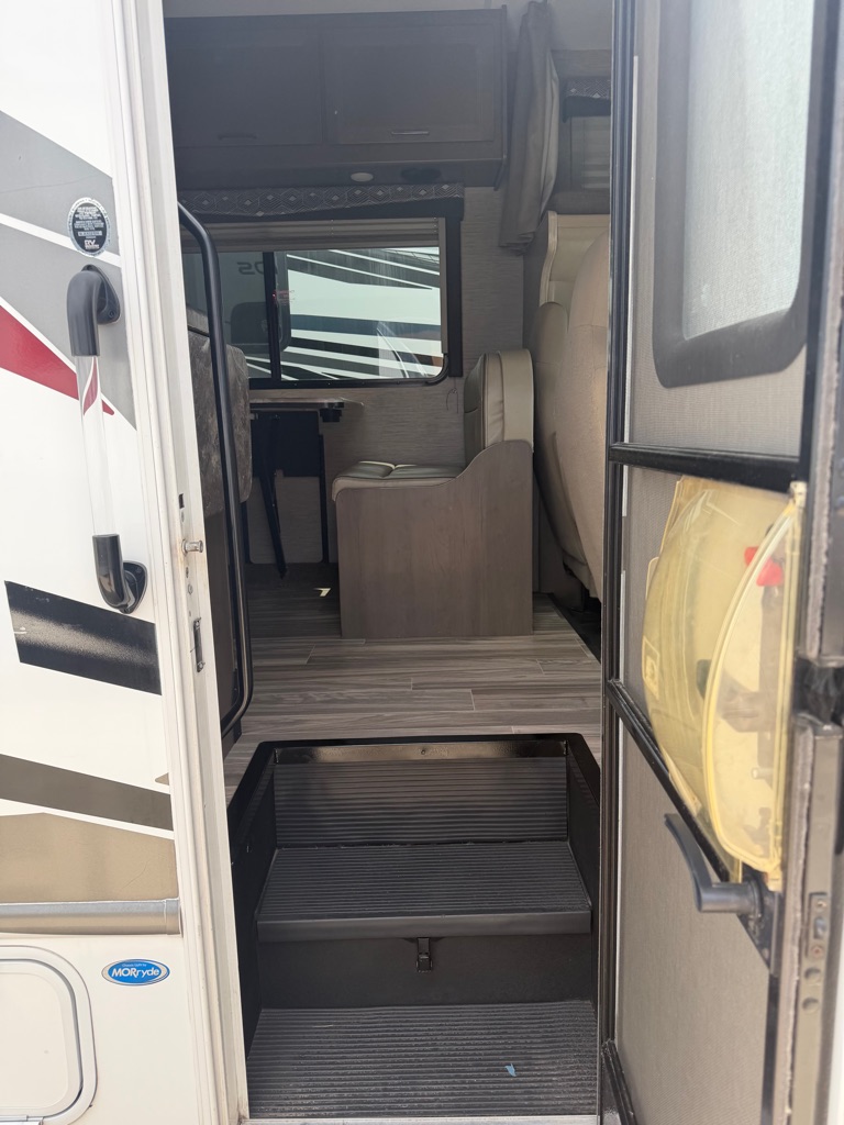 Photo 2 of this THOR MOTOR COACH FOURWINDS 22E