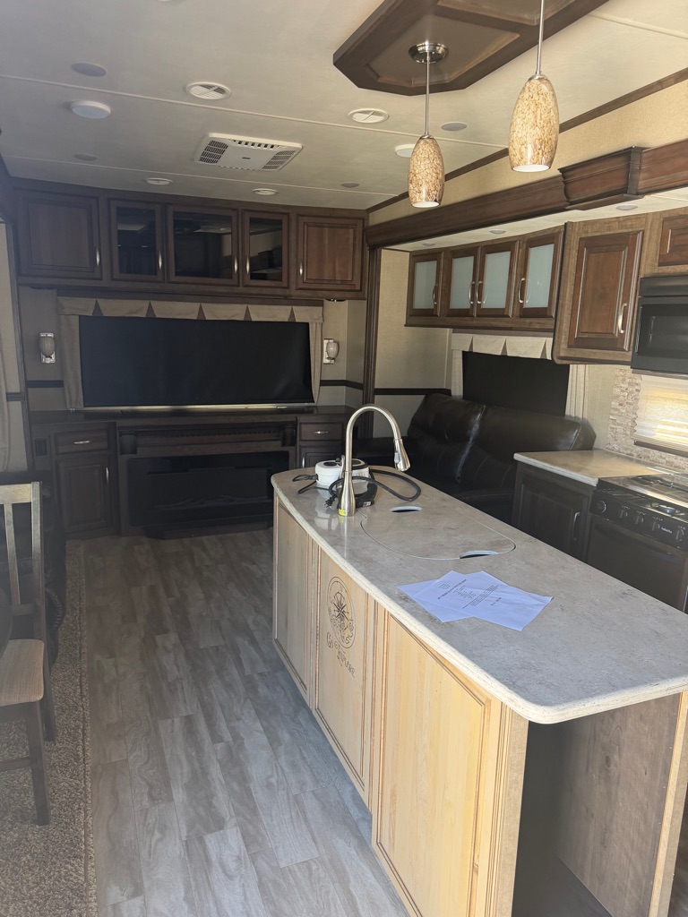 Photo 5 of this GRAND DESIGN SOLITUDE 300GK