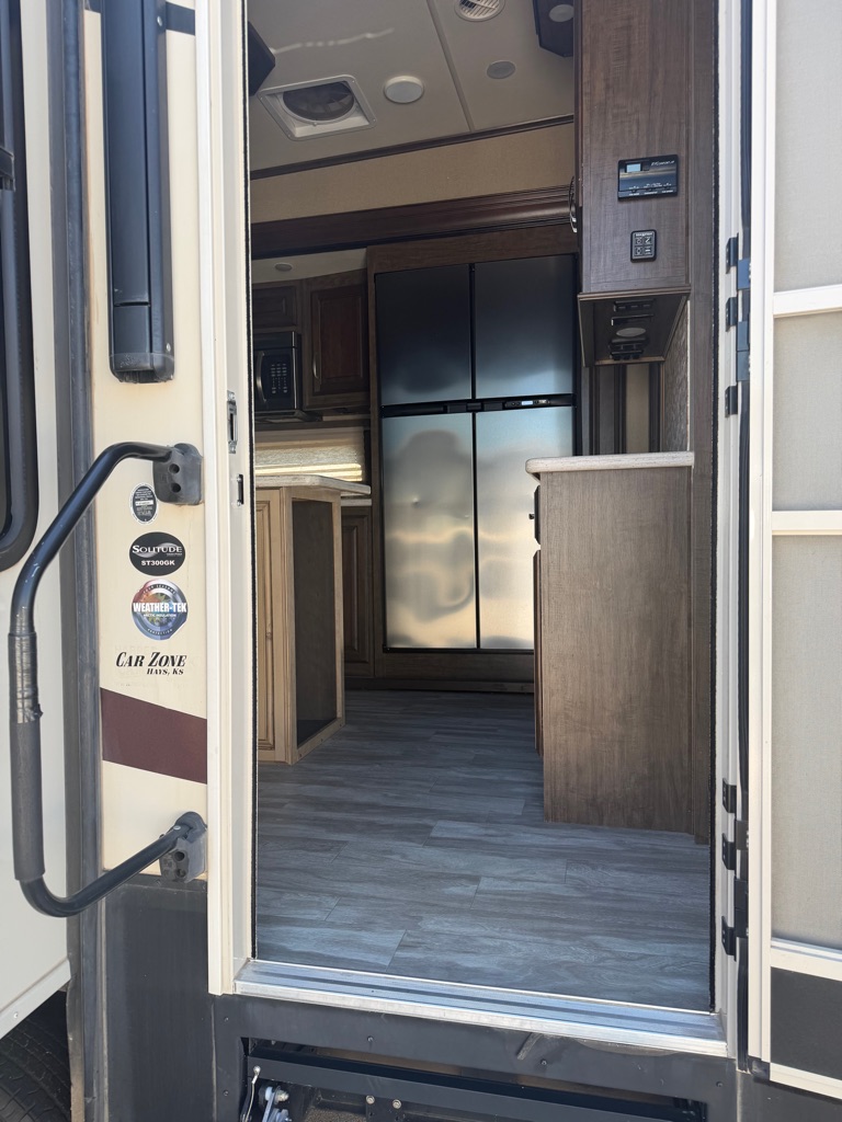 Photo 4 of this GRAND DESIGN SOLITUDE 300GK