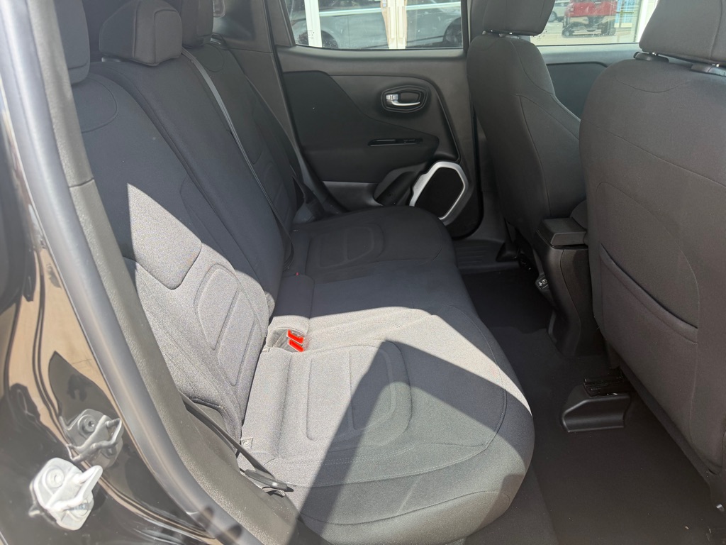 Photo 2 of this JEEP RENEGADE