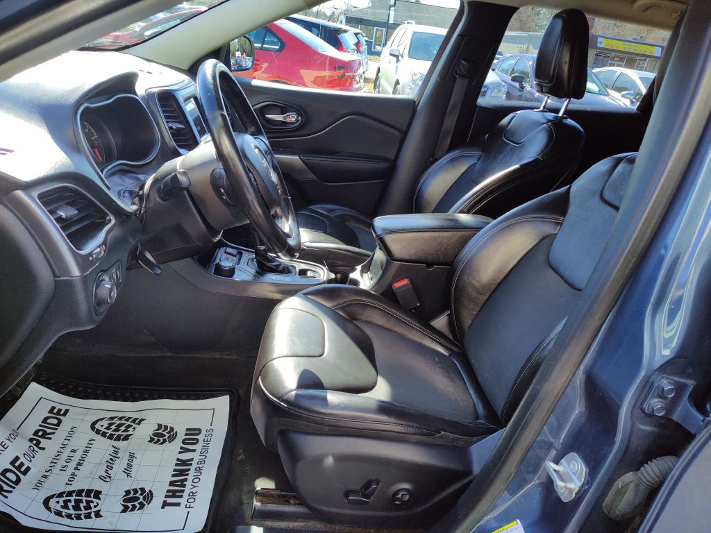 Photo 9 of this JEEP CHEROKEE