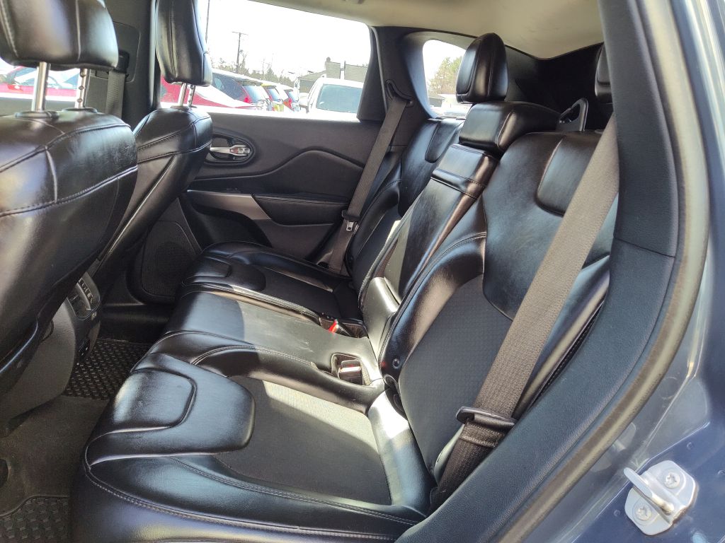 Photo 11 of this JEEP CHEROKEE