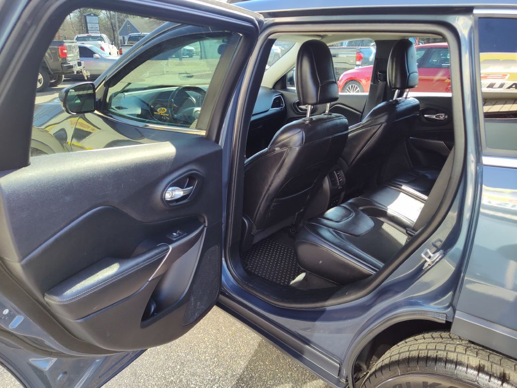 Photo 12 of this JEEP CHEROKEE