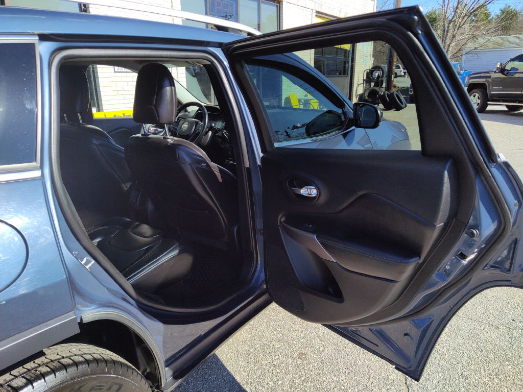 Photo 15 of this JEEP CHEROKEE