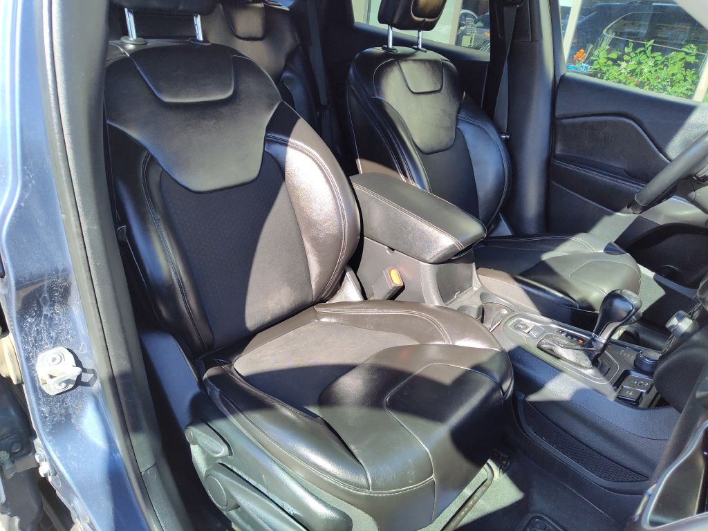 Photo 16 of this JEEP CHEROKEE