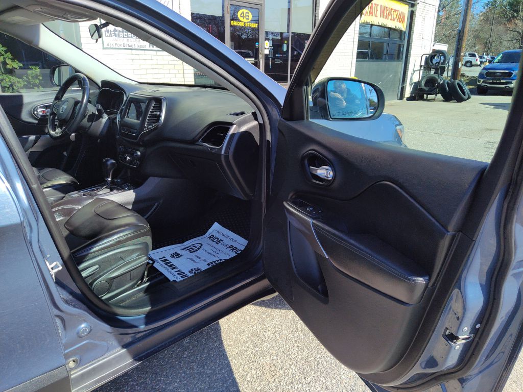 Photo 17 of this JEEP CHEROKEE
