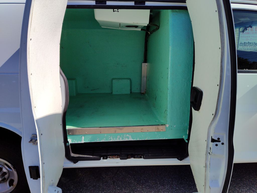 Photo 21 of this GMC SAVANA REEFER