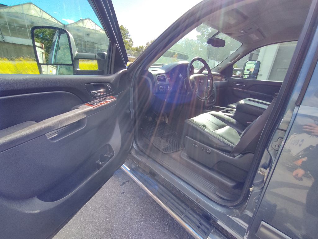Photo 18 of this GMC SIERRA