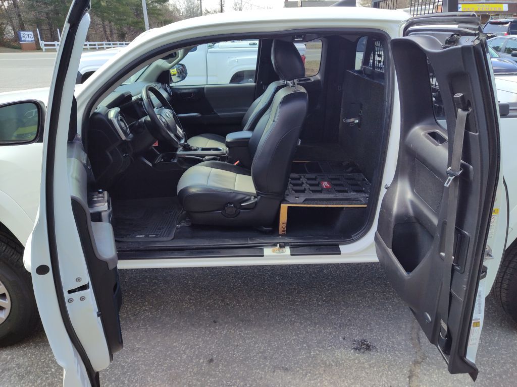 Photo 12 of this TOYOTA TACOMA