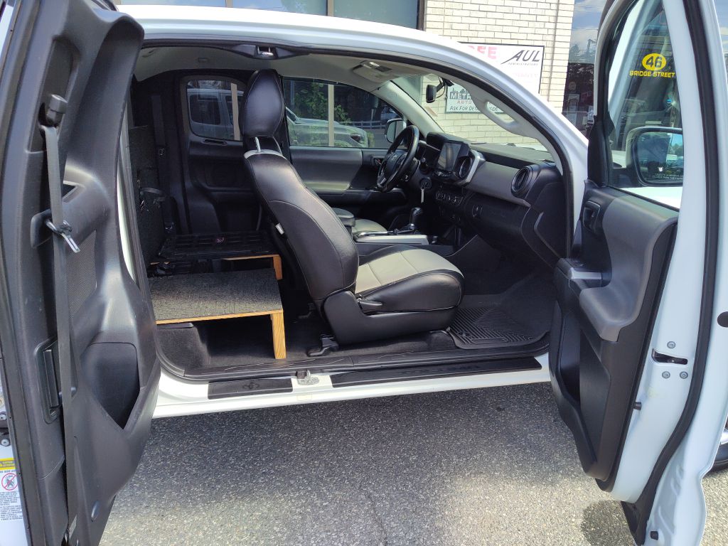 Photo 17 of this TOYOTA TACOMA