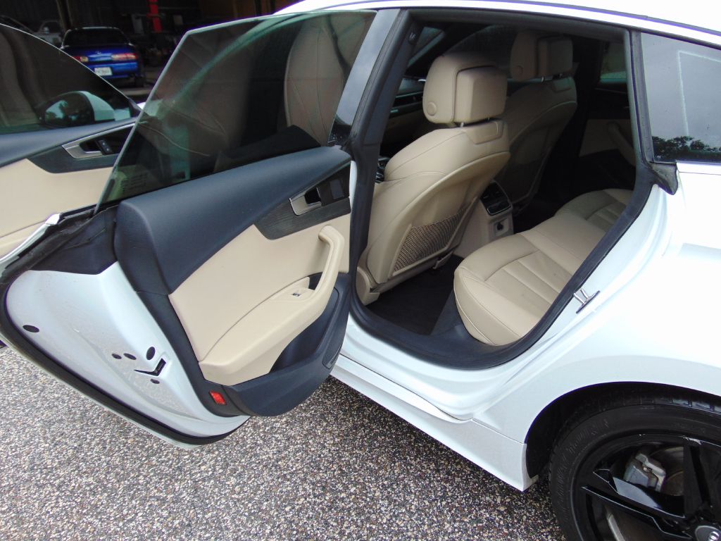 Photo 15 of this AUDI A5
