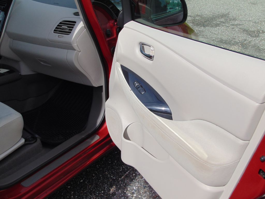 Photo 18 of this NISSAN LEAF