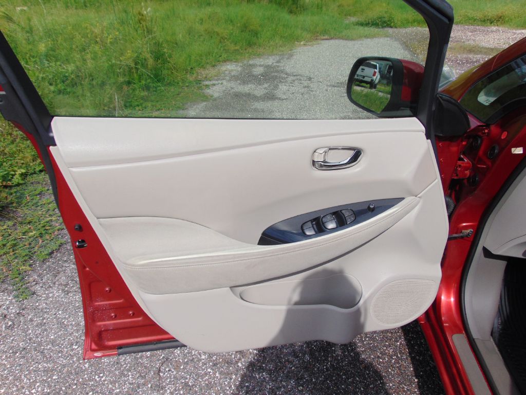 Photo 21 of this NISSAN LEAF