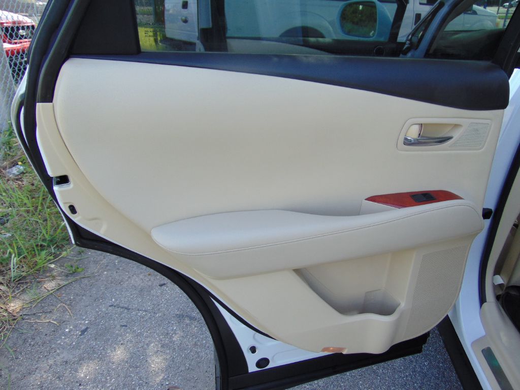 Photo 21 of this LEXUS RX