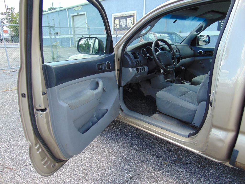 Photo 18 of this TOYOTA TACOMA