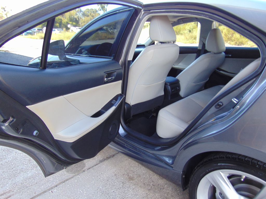 Photo 18 of this LEXUS IS