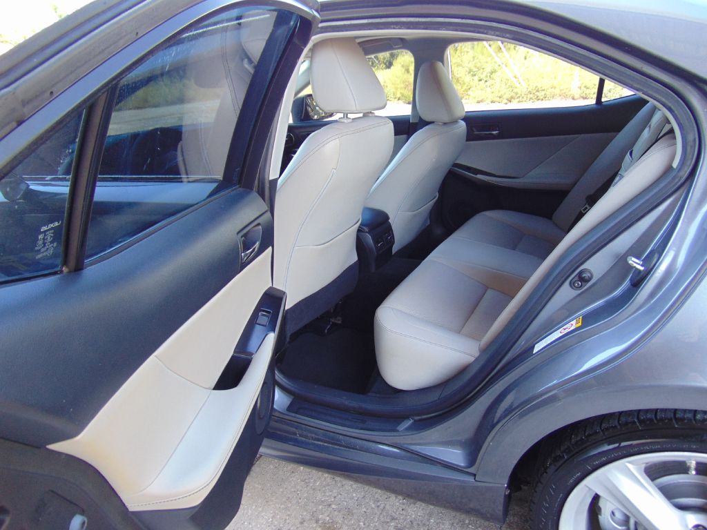 Photo 19 of this LEXUS IS