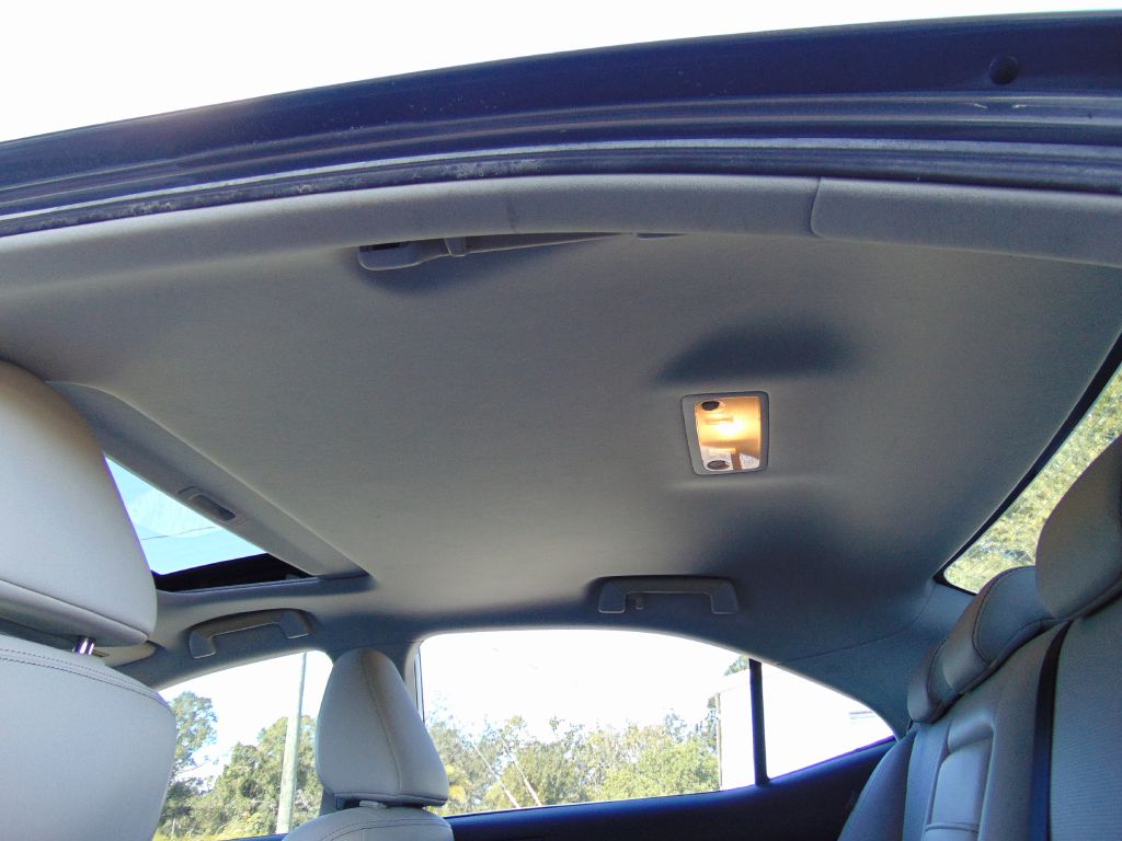 Photo 21 of this LEXUS IS