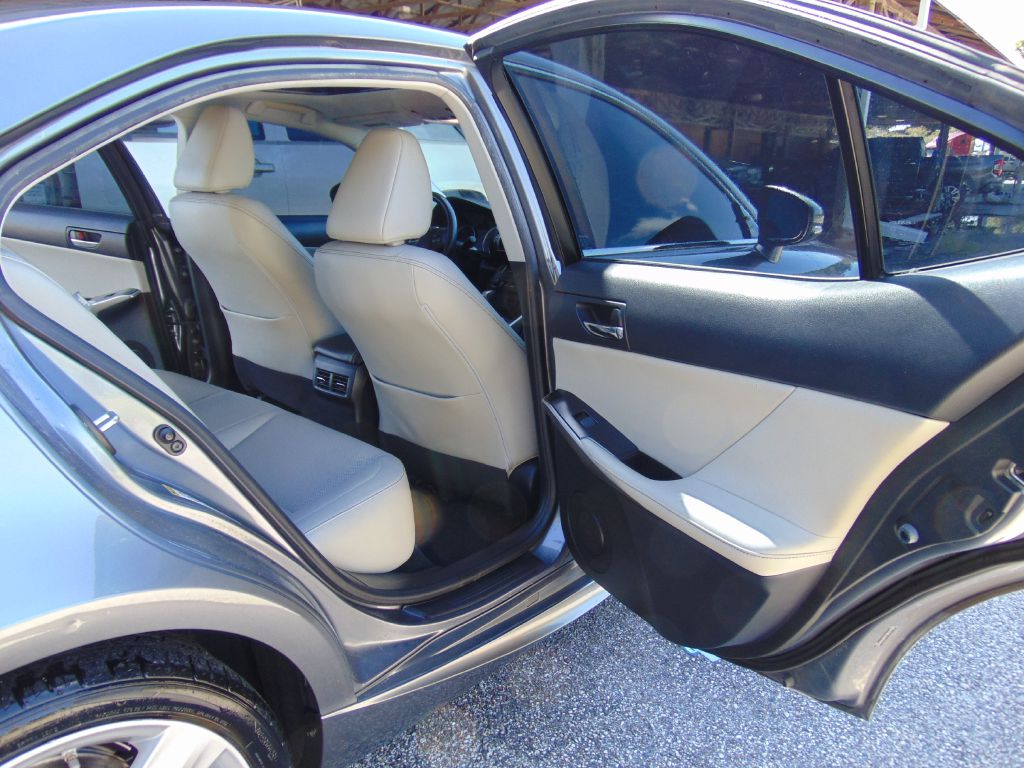 Photo 22 of this LEXUS IS