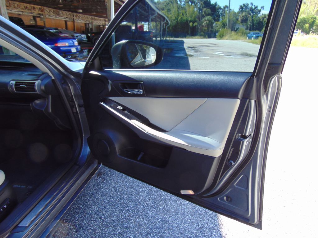 Photo 25 of this LEXUS IS