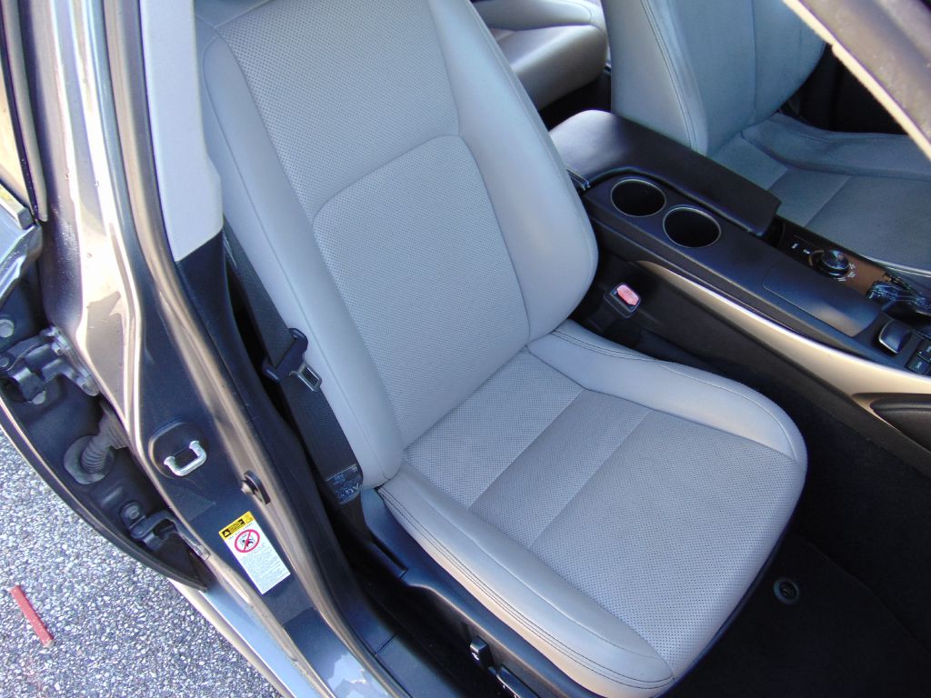 Photo 26 of this LEXUS IS