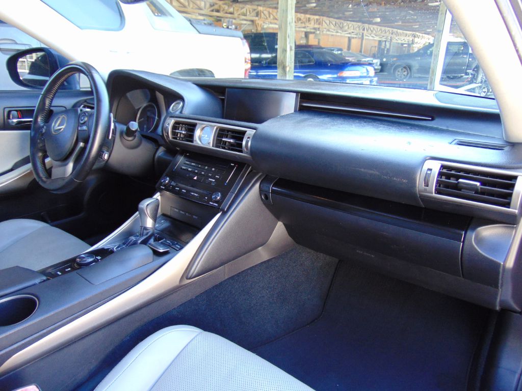 Photo 27 of this LEXUS IS