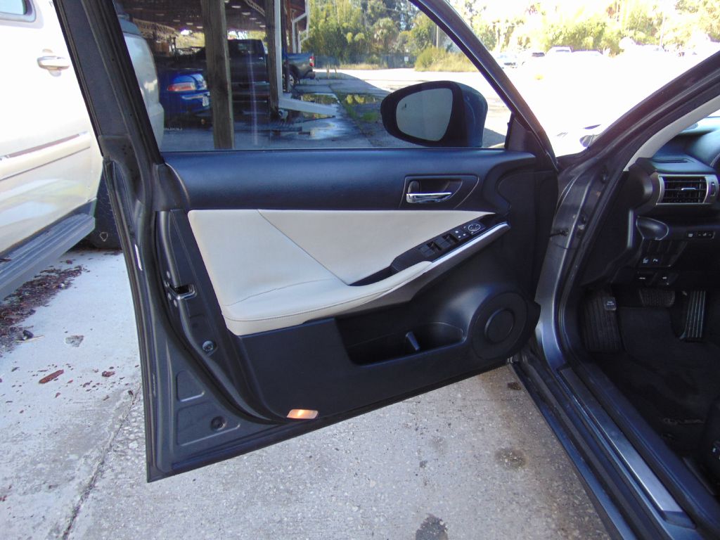 Photo 28 of this LEXUS IS