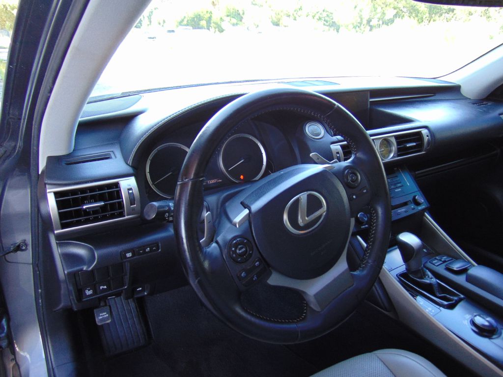 Photo 29 of this LEXUS IS