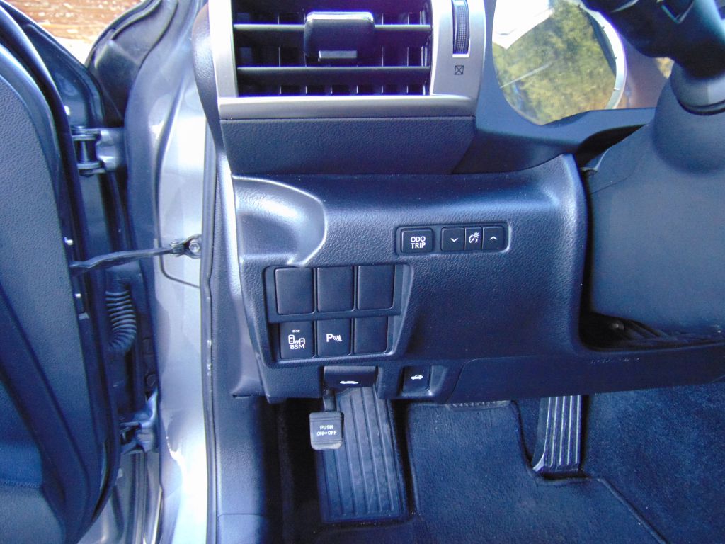Photo 30 of this LEXUS IS