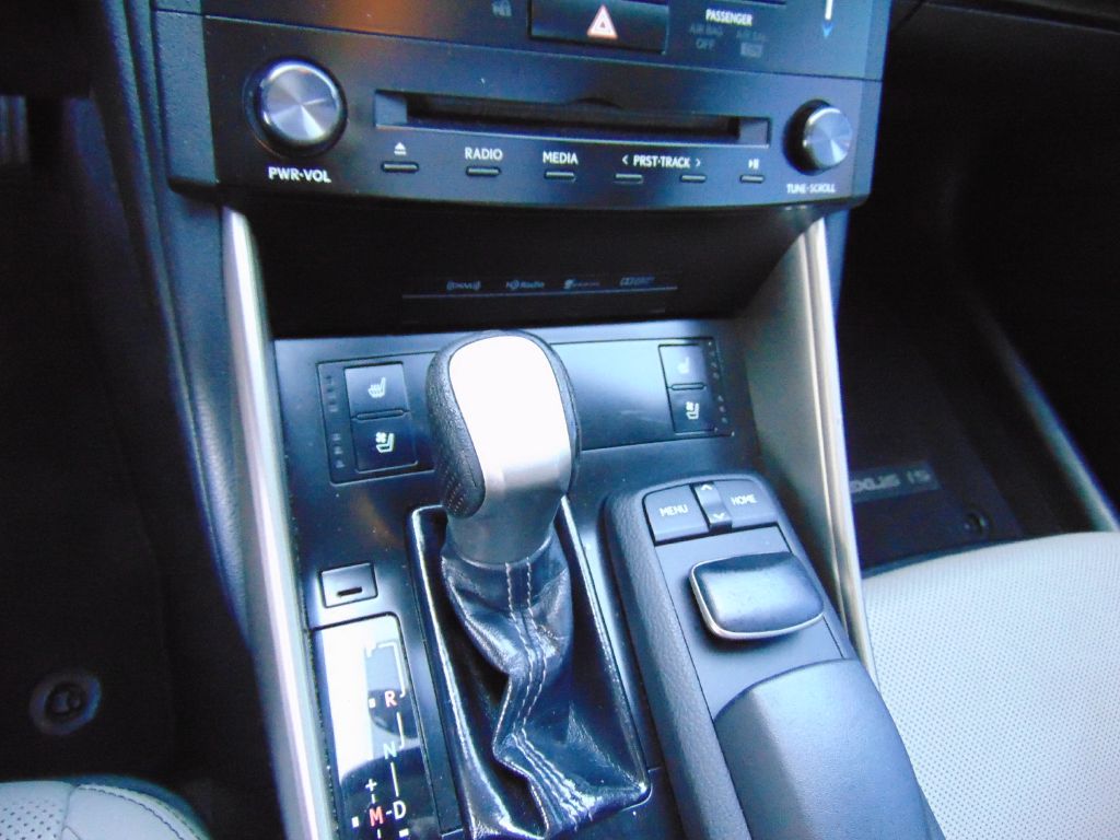 Photo 32 of this LEXUS IS