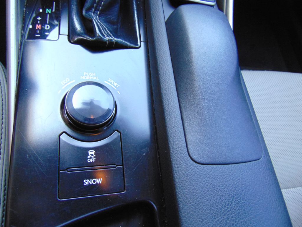 Photo 33 of this LEXUS IS