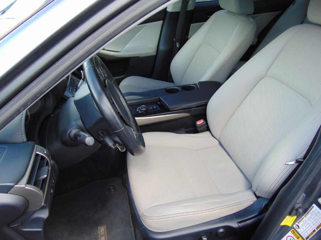 Photo 17 of this LEXUS IS