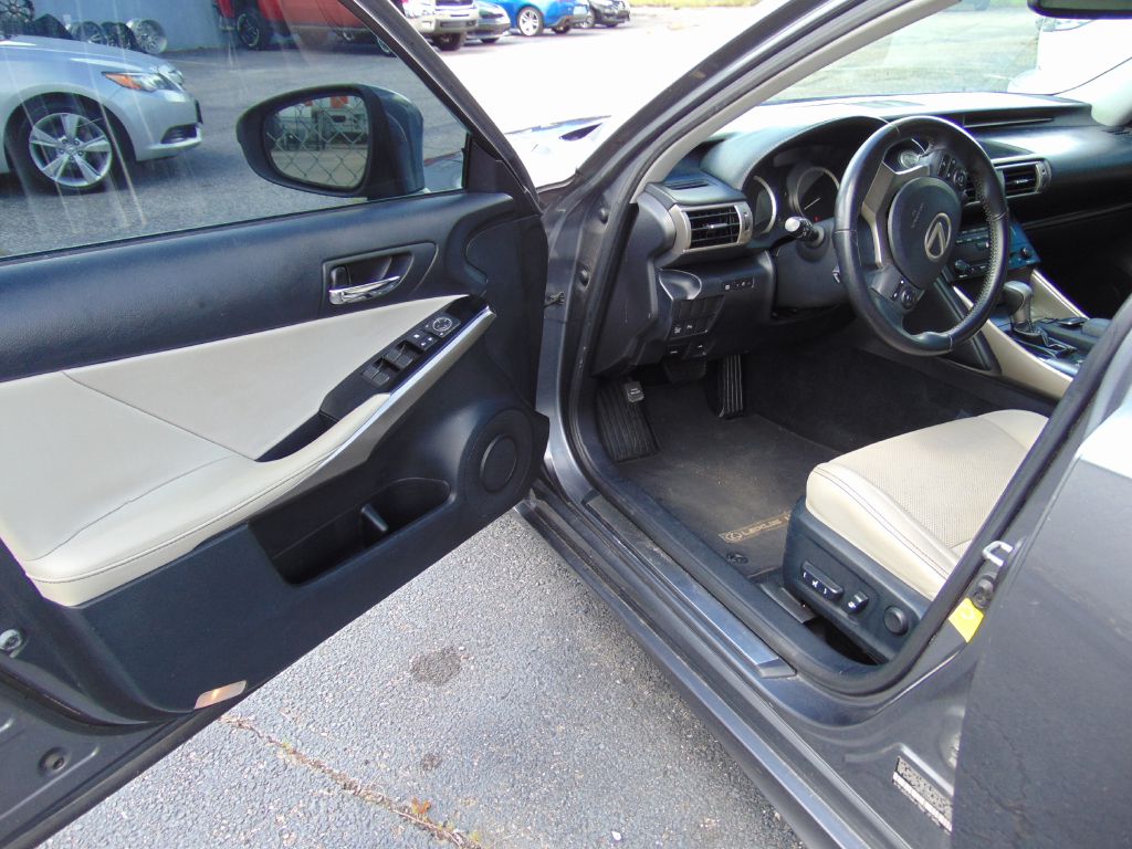 Photo 16 of this LEXUS IS