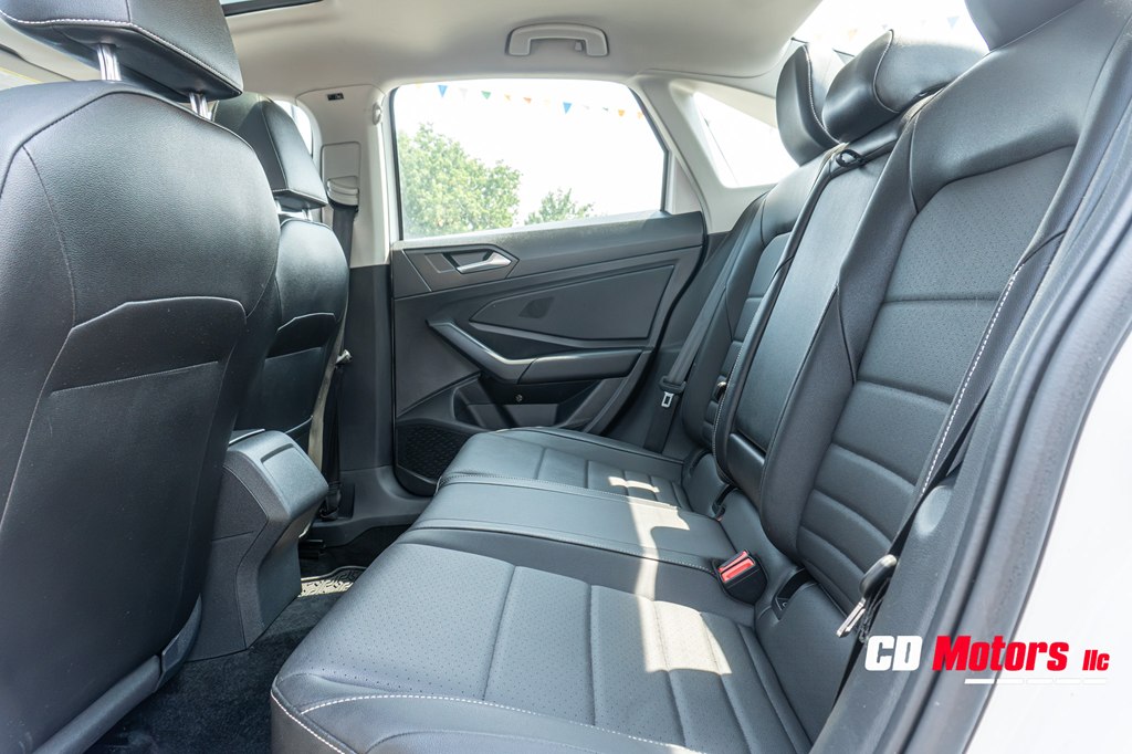 Photo 16 of this VOLKSWAGEN JETTA
