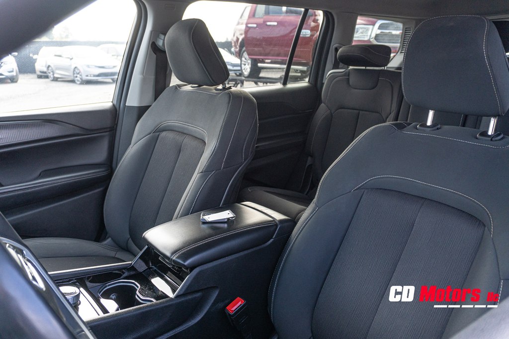 Photo 18 of this JEEP GRAND CHEROKEE