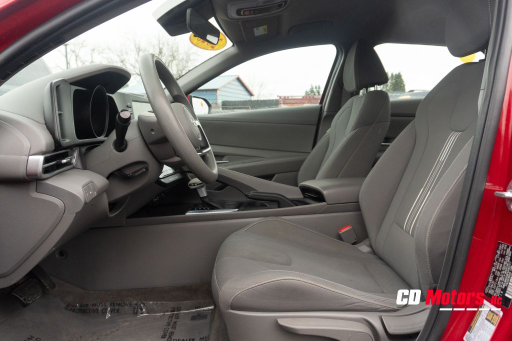 Photo 12 of this HYUNDAI ELANTRA