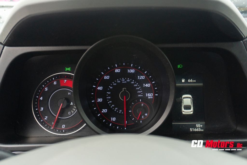Photo 14 of this HYUNDAI ELANTRA