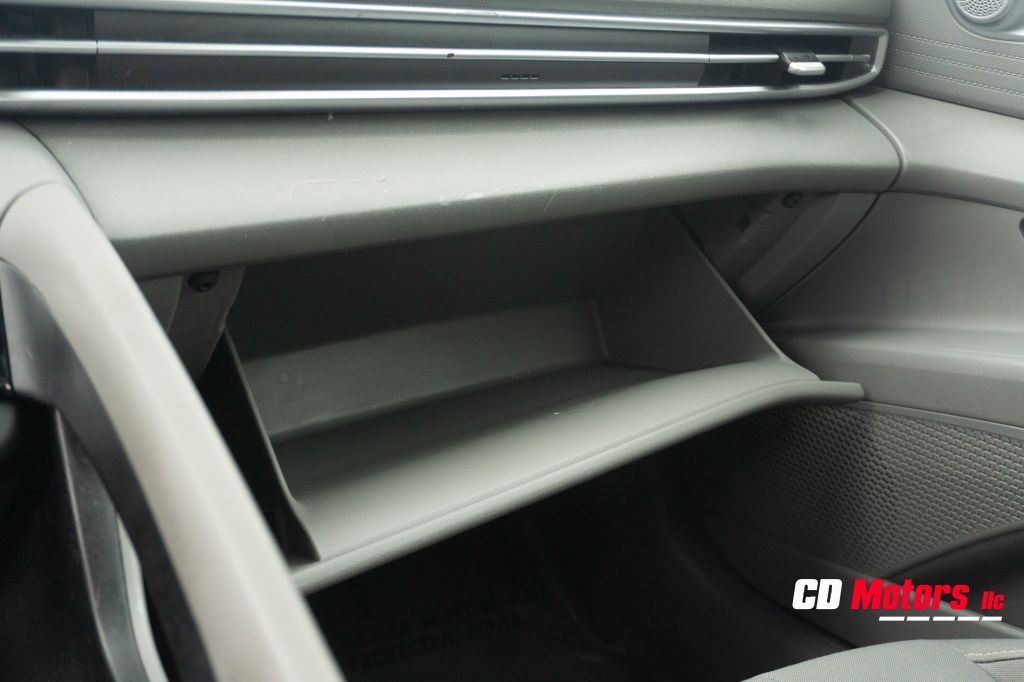 Photo 17 of this HYUNDAI ELANTRA