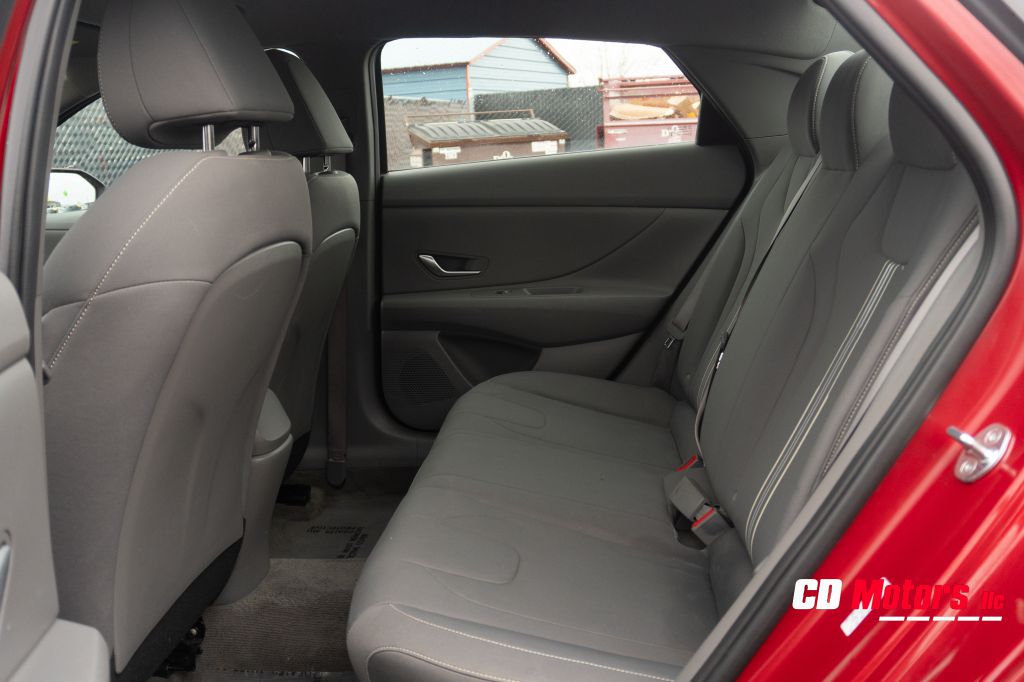 Photo 19 of this HYUNDAI ELANTRA