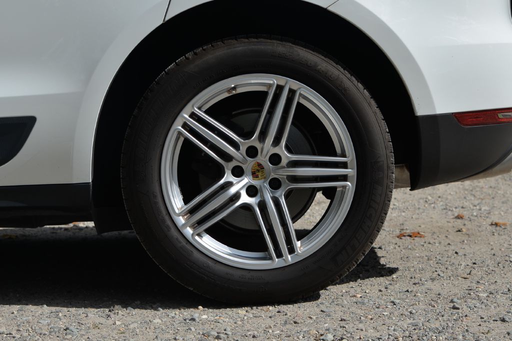 Photo 44 of this PORSCHE MACAN