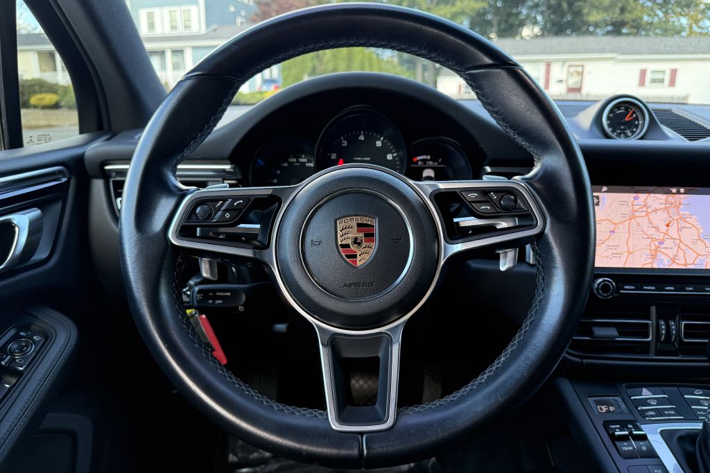 Photo 21 of this PORSCHE MACAN