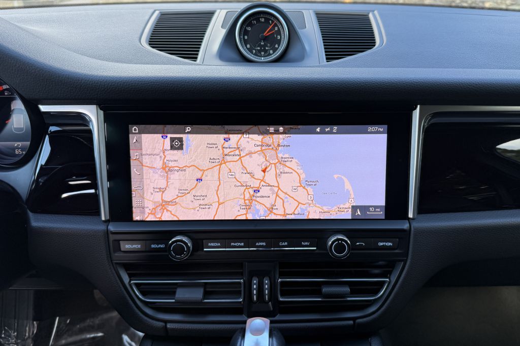 Photo 26 of this PORSCHE MACAN