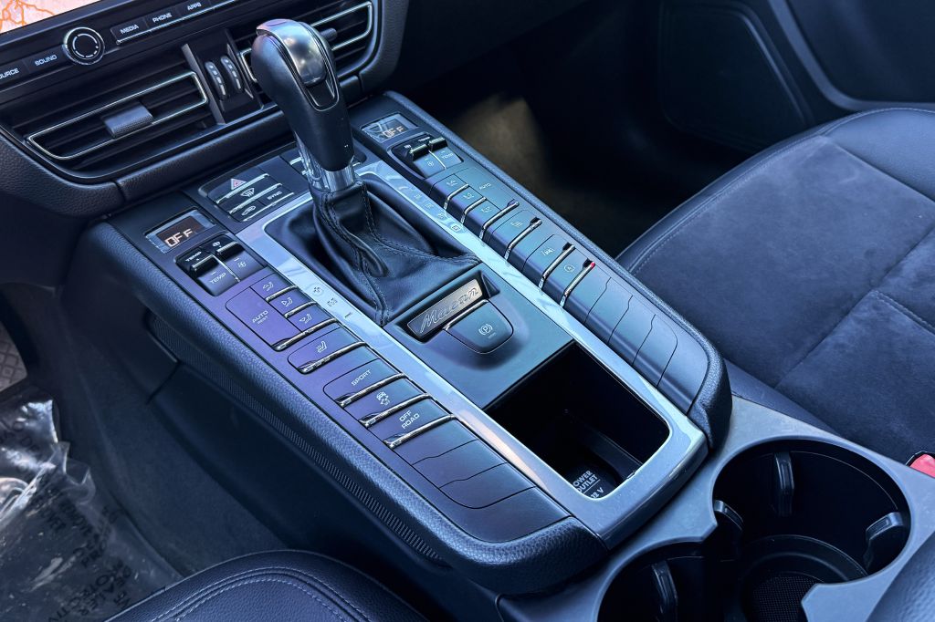 Photo 23 of this PORSCHE MACAN