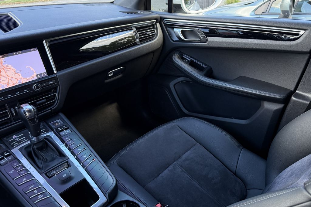 Photo 31 of this PORSCHE MACAN