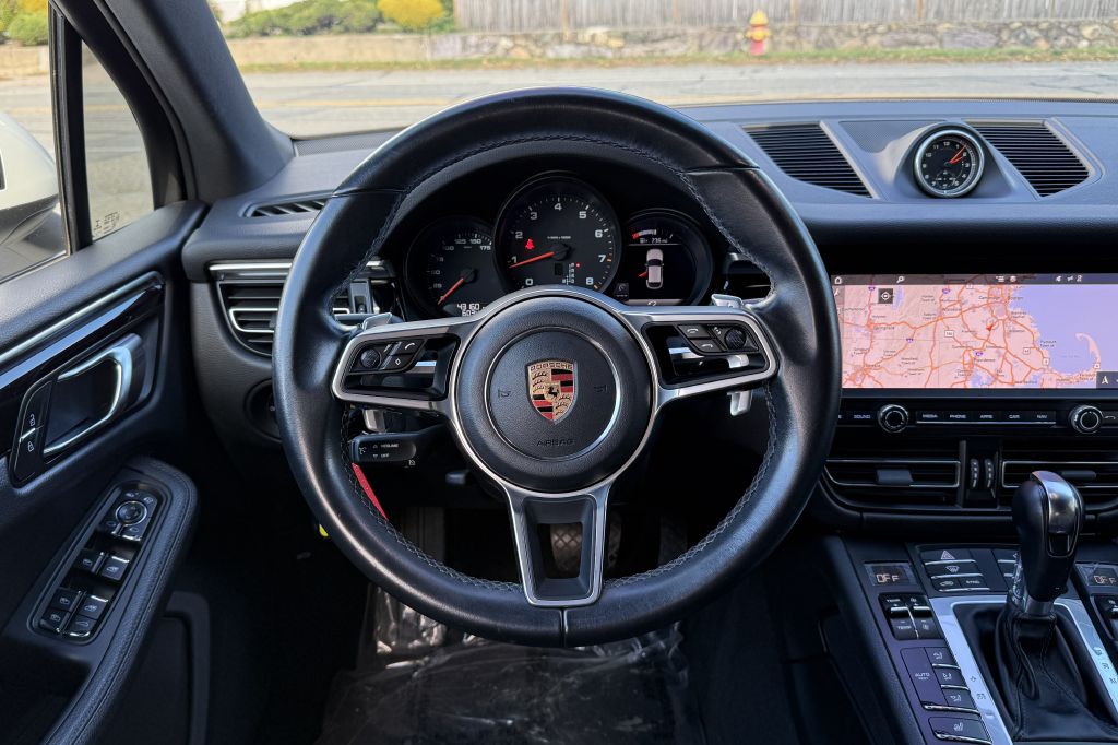 Photo 20 of this PORSCHE MACAN
